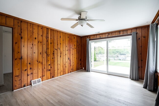 Building Photo - Beautiful 2 Bedroom Single Family on Paddock Lake