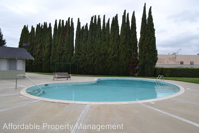 Foto del edificio - 2 br, 1 bath House - 2135 Swan Court #4