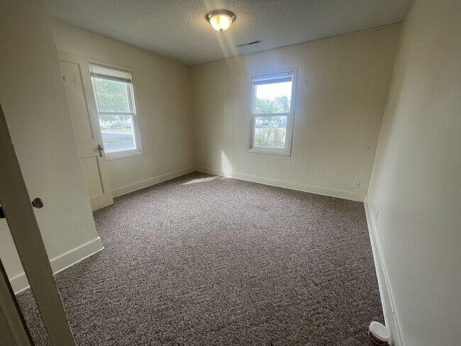 Foto del edificio - Two Bedroom, One and half bathroom house! ...