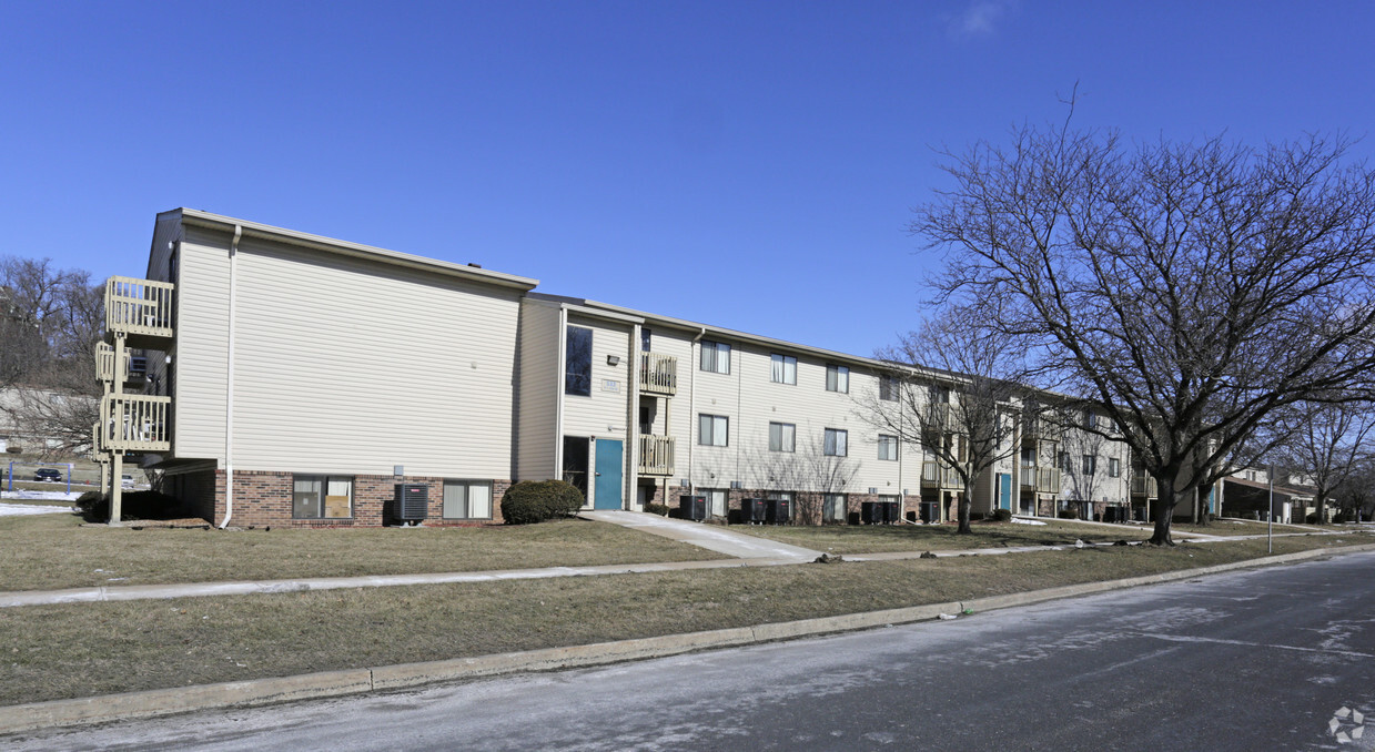 Primary Photo - Landmark Apartments