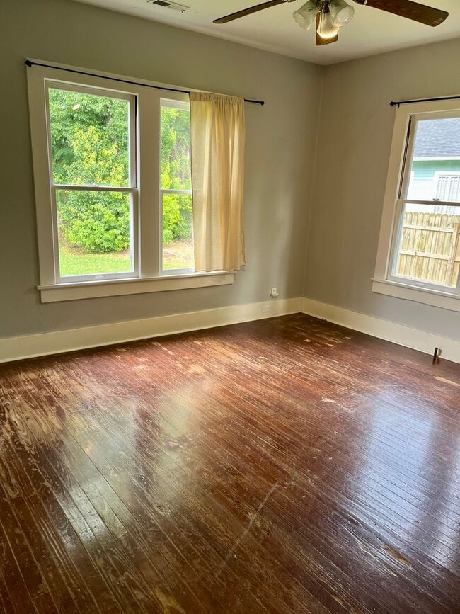 Building Photo - Charming Cottage in the Heart of Hammond! ...