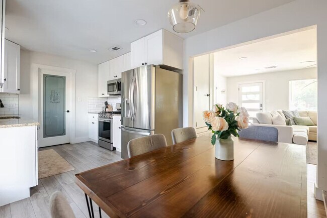 Building Photo - 601 W 4th St