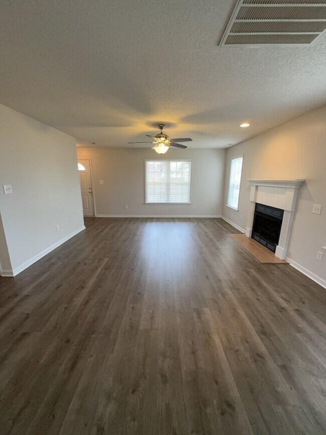 Building Photo - 107 Sabrina Dr