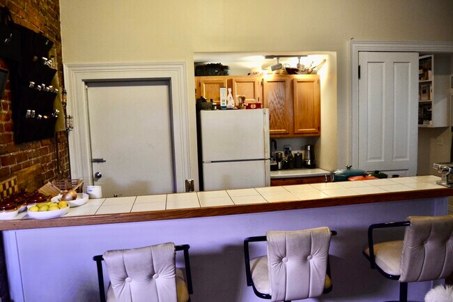 Justo al entrar por la puerta. Comer en el mostrador. - 625 7th Ave S