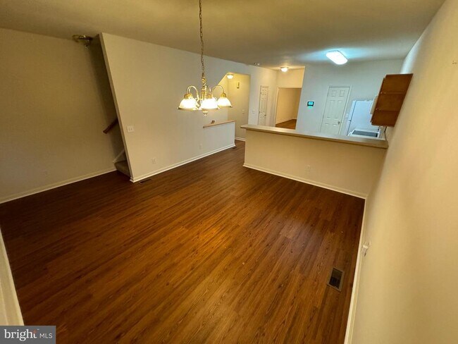 Building Photo - 35123 Sara Ct