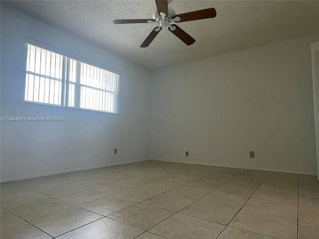 Building Photo - 8020 N Colony Cir