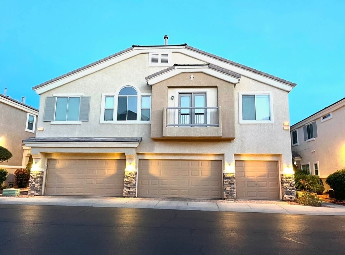 Foto principal - Great Two Bedroom 2 Bath Townhome with 1 C...