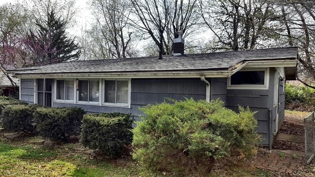 Building Photo - Cute 3 Bedroom Home