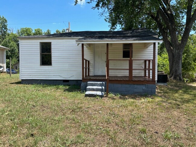 Building Photo - 2 Bedroom 1 Bath Home Available in High Po...
