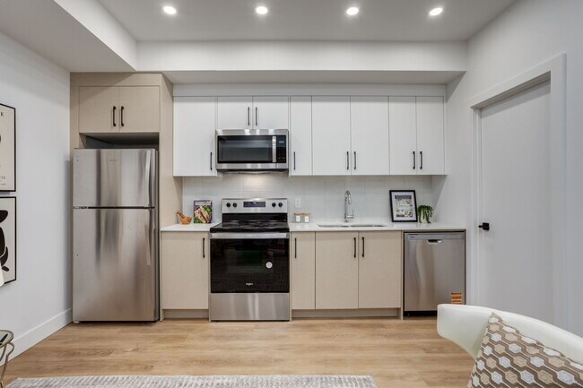 Building Photo - 2825-2817 17 St SW
