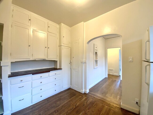Building Photo - Spacious 1BR w/ Bonus Room! Laundry On Site! PRIVATE GARAGE PARKING!