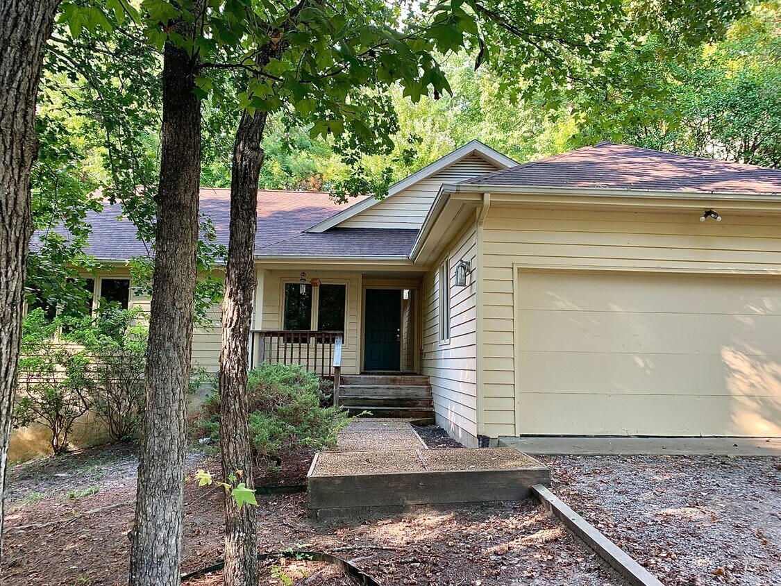 Primary Photo - Captivating 3 Bedroom, 2 Bathroom Rancher ...