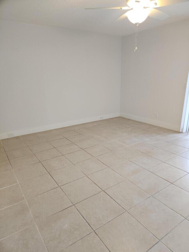 Building Photo - 1060 Ainslie Dr