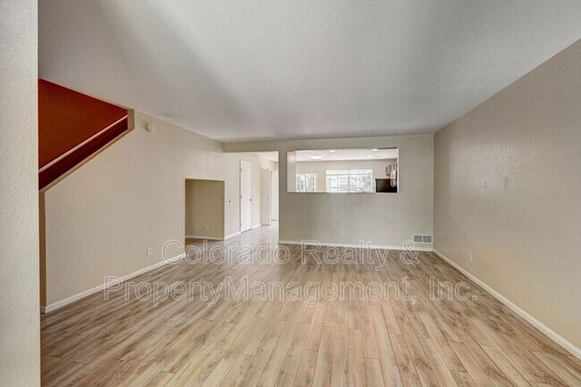 Foto del edificio - 9324 Welby Rd Terrace