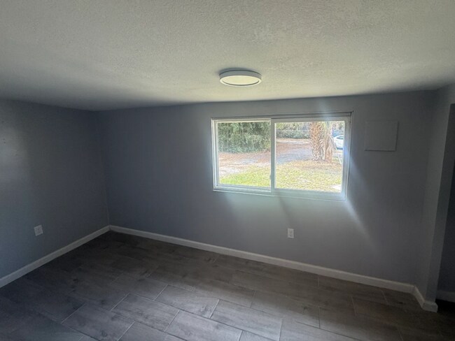 Foto del edificio - All utilities included. 2 Bedrooms. Lawn care included