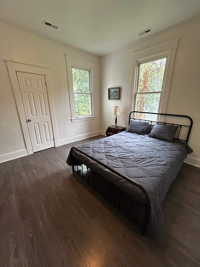 Building Photo - 1608 Columbia St