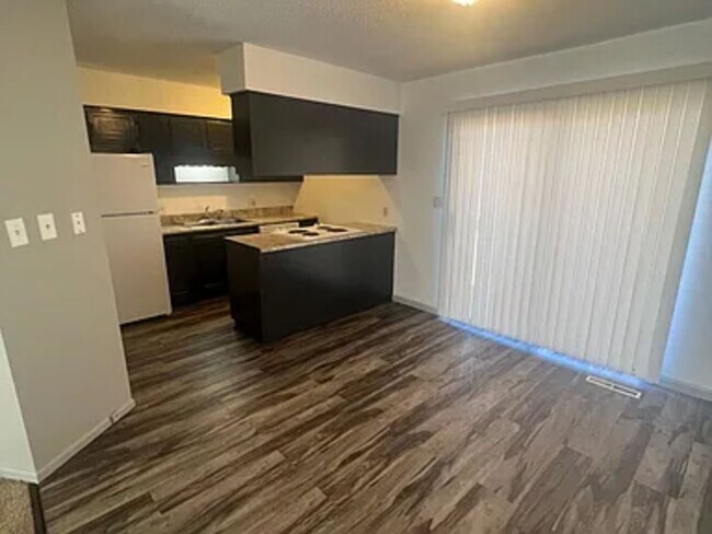 Foto del edificio - 431-431 Maple Grove Way