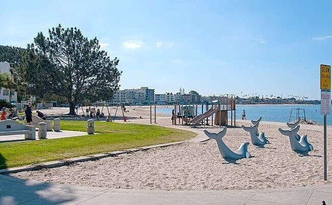 Walk ONE BLOCK to Bay - Fanuel St Park - 4039 Gresham St