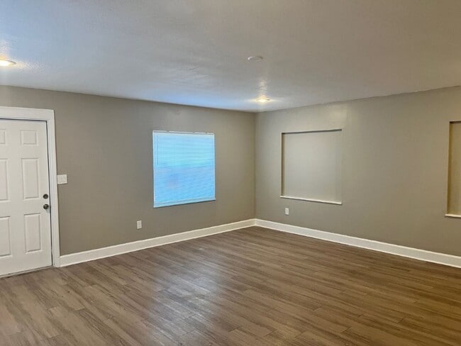 Building Photo - 1539 Hialeah St