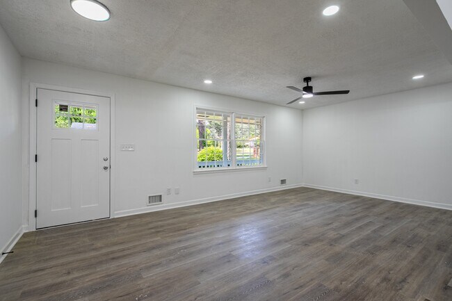 Foto del edificio - 6310 Thornhedge Dr