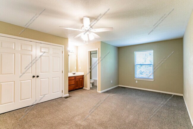Foto del edificio - 1 Bedroom 2 Bath Available NOW