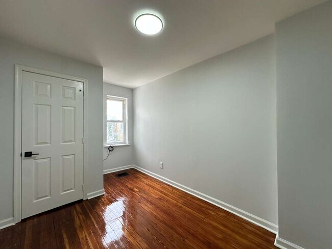 Foto del edificio - 5809 N Lambert-
