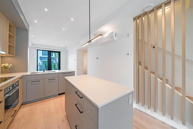 Building Photo - 606 Foster Ave