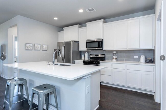Foto del edificio - Room in House on Saginaw Dr