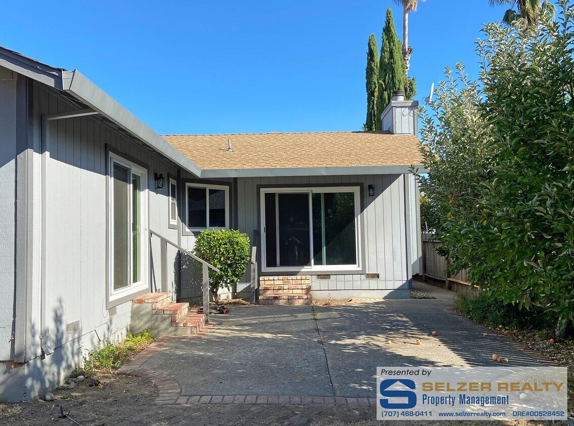 Primary Photo - Well-equipped 3 bd. home near parks, schoo...