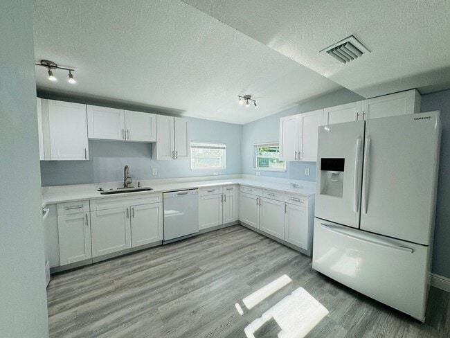 Building Photo - GORGEOUS 3 Bedroom and 2 Bathroom Home in ...