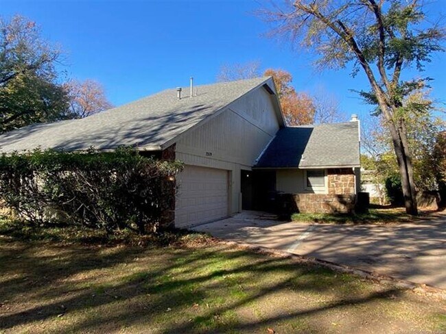 Foto del edificio - Jenks Schools! This 3 bedroom, 2 bath duplex is located at back of cul-de-sac