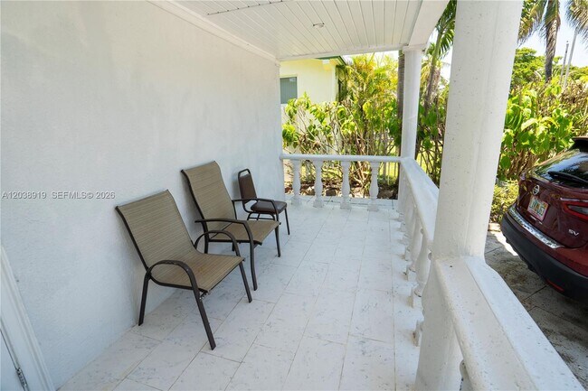 Foto del edificio - 16990 NE 5th Ct