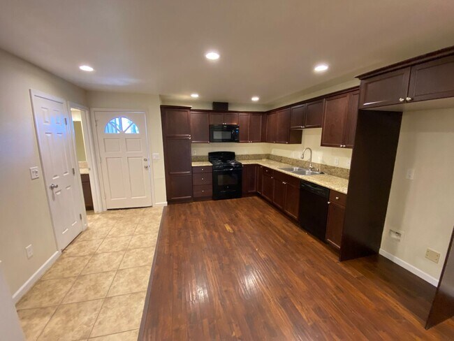 Building Photo - Visalia Town house Available Now!