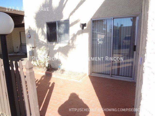 Building Photo - Super Clean 2BR Townhome!
