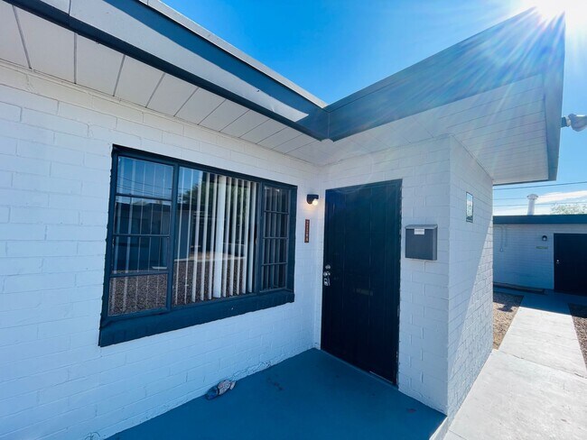 Foto del edificio - Two Bedroom w/ A/C, Yard and Carport