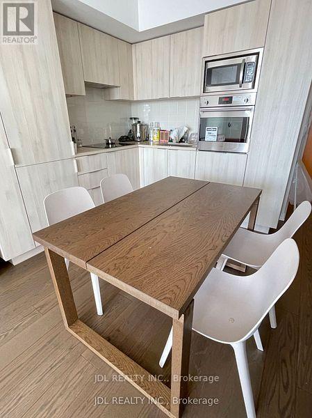 Photo du bâtiment - 11 Wellesley St W