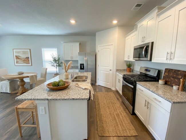 Foto del edificio - 4 bed 2 bath home built in 2023 in Somerville