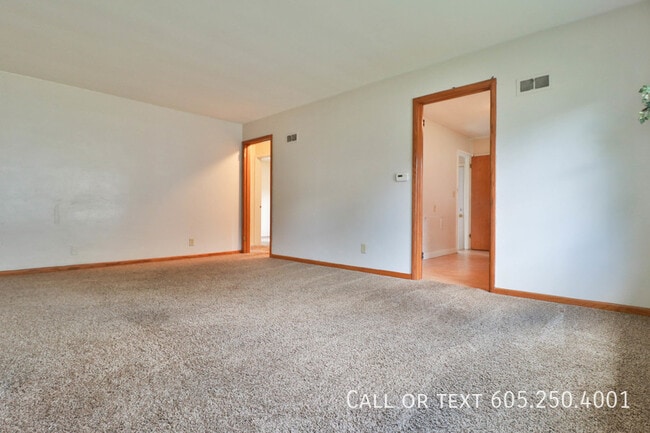 Building Photo - Gorgeous 2 Bedroom with a basement near a ...