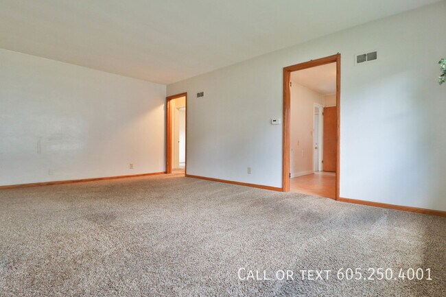 Foto del edificio - Gorgeous 2 Bedroom with a basement near a ...