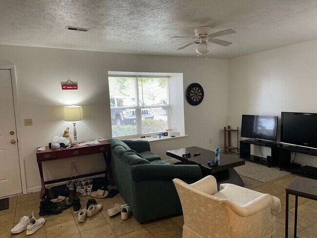 Foto del edificio - 152 Clover Valley Cir