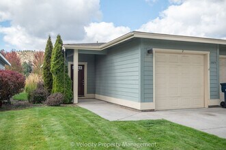 Building Photo - 1025 NE Rambling Ln