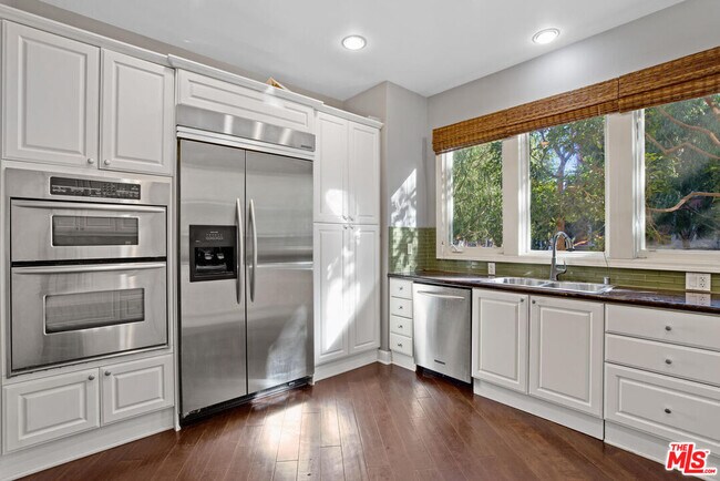 Building Photo - 5721 Crescent Park E