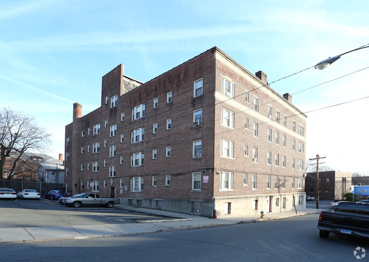 Waterbury Grove Apartments in Waterbury, CT