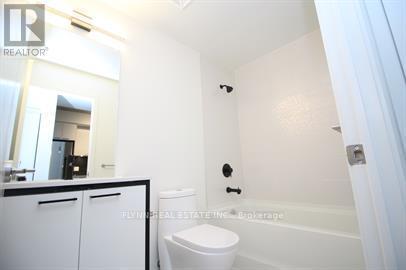 Photo du bâtiment - 1808 St Clair Ave W