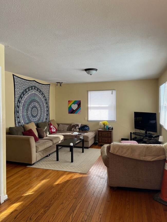 Building Photo - Beautiful 3 BR Home Near Bryan Park, IU Ca...