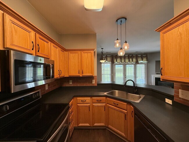 Building Photo - 5994 Fox Point Cir
