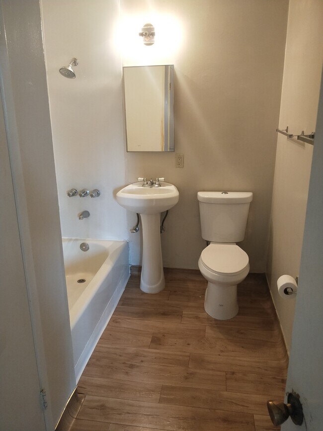 Foto del edificio - 117 Adler Ave