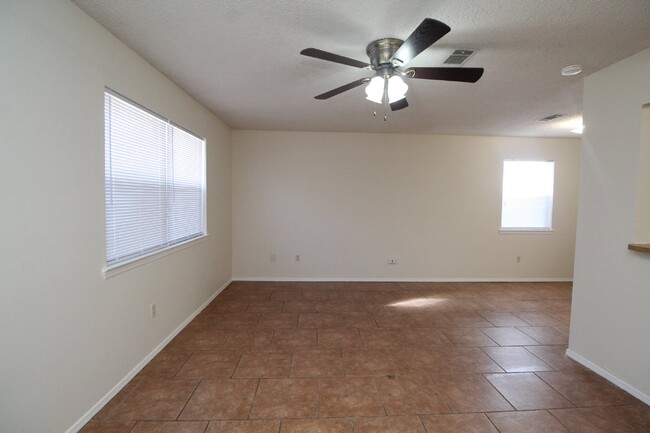 Building Photo - 2/1 Gulf Breeze Duplex! Pet friendly with ...