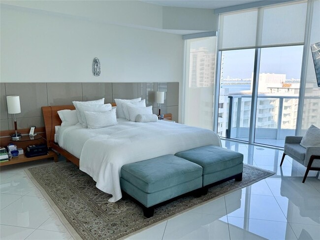 Building Photo - 2020 N Bayshore Dr