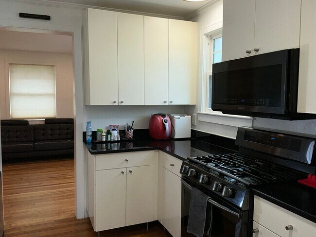 Foto del edificio - Fully remodeled 4BR 2.5BA colonial in 4 corners area of Silver Spring